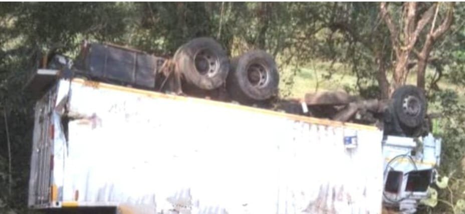 नेमळे येथे महामार्गावर कंटेनर पलटी : चालकाचा जागीच मृत्यू