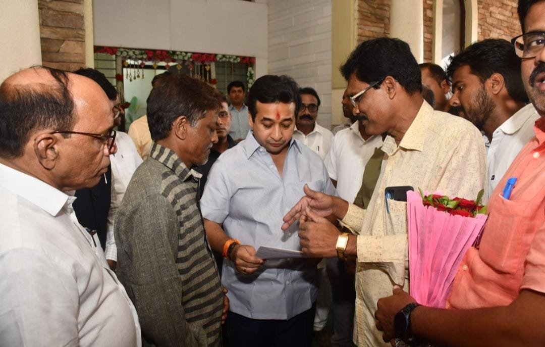 तांबळडेग-मोर्वे येथील नौका मालक आणि मिठबांव फिशिंग अ‍ॅण्ड ट्रेडिंग को-ऑप सोसायटीचे मंत्री नितेश राणे यांना निवेदन