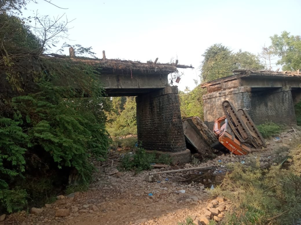 एडगाव ब्रिजवर अपघात; फोकल्यान मशीन कोसळली नदीत :ऑपरेटर सुखरूप