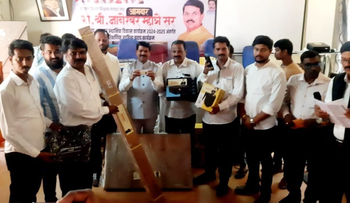 कोकण विभागाचे शिक्षक आमदार मा. ज्ञानेश्वर म्हात्रे सरांच्या आमदार स्थानिक विकास कार्यक्रम सन 2024 25 अंतर्गत सिंधुदुर्ग जिल्ह्यातील कुडाळ, दोडामार्ग, वेंगुर्ला आणि सावंतवाडी या 4 तालुक्यातील शाळांचे शैक्षणिक साहित्य वाटप कार्यक्रम संपन्न झाला.