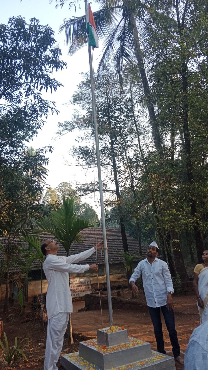 गोपुरी येथे दीपक बेलवलकर यांच्या हस्ते ध्वजारोहणाचा कार्यक्रम संपन्न