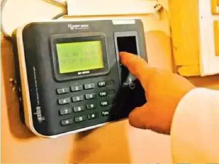 आता शिक्षकांना लावावी लागणार बायोमेट्रिकवर हजेरी