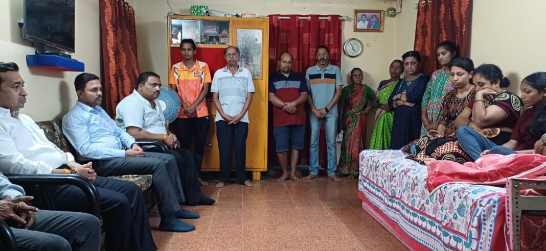 पत्रकार प्रवीण मांजरेकर यांच्या कुटुंबीयांच्या पाठीशी आम्ही आहोत.! : पालकमंत्री ना. नितेश राणे यांच्याकडून मांजरेकर कुटुंबीयांचे सांत्वन