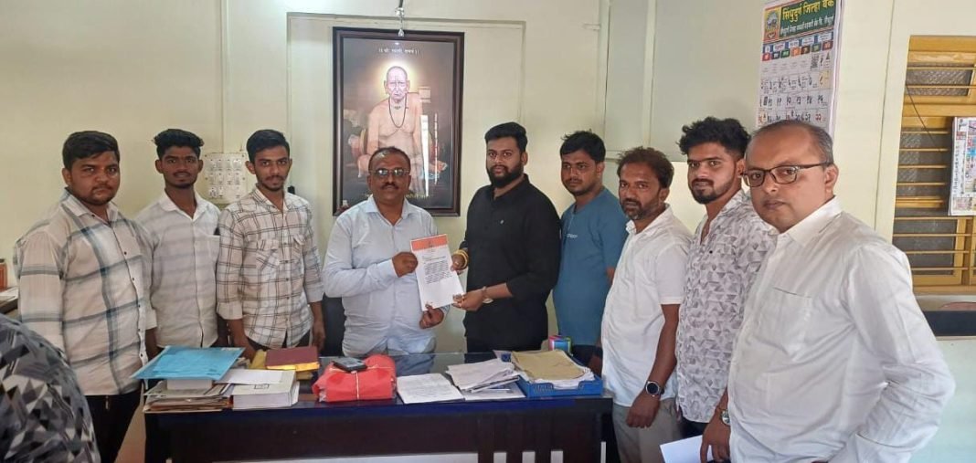कुडाळ मधून होणारी अवैध दारु गुटखा वाहतूक रोखा