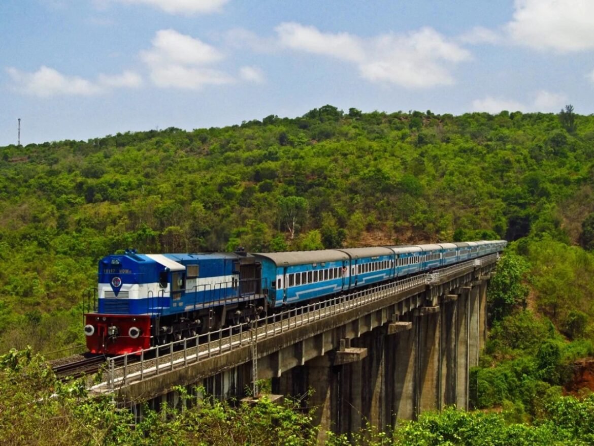 महाकुंभ मेळ्यासाठी विशेष गाड्या कोकण रेल्वे च्या मार्गांवर!!!
