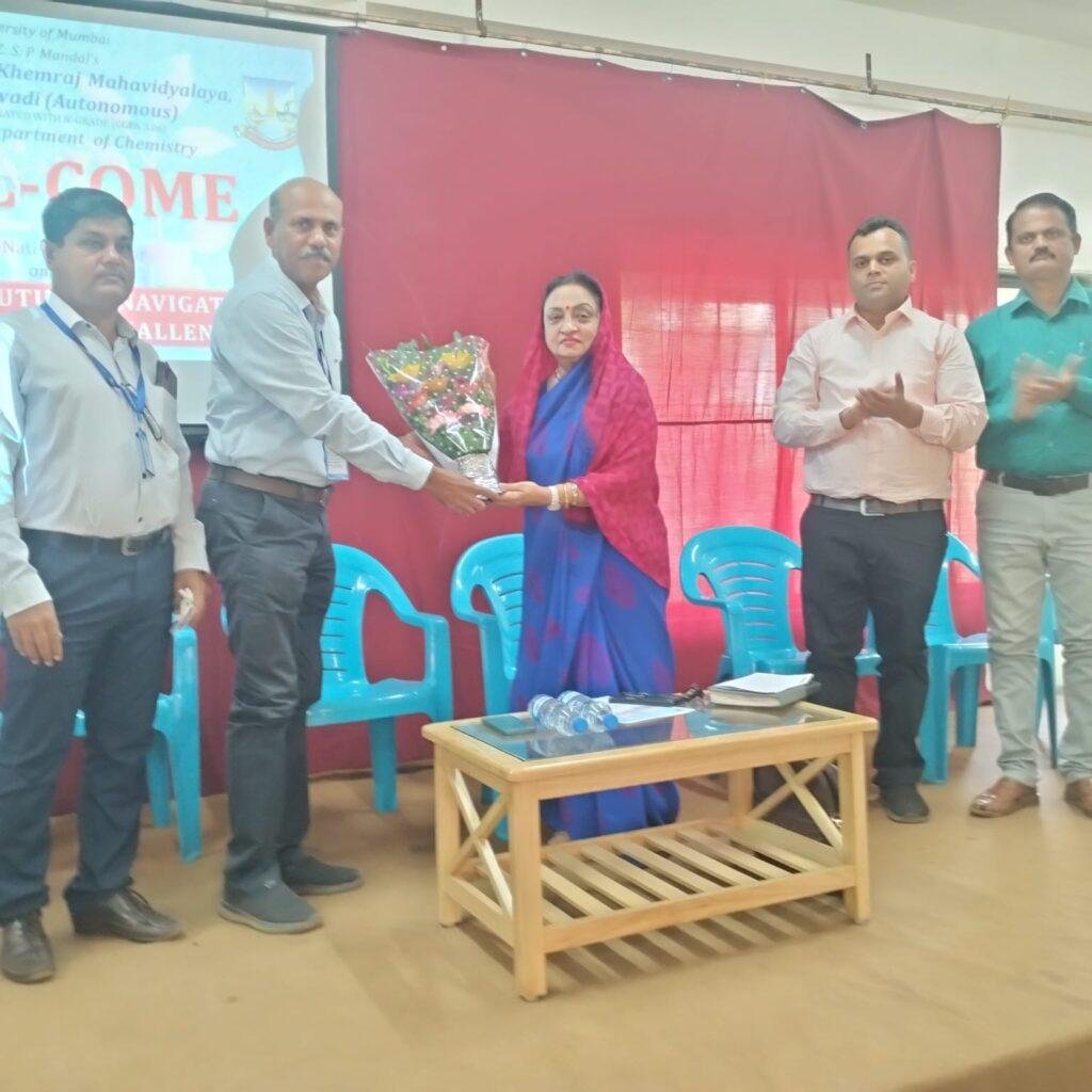 फार्मा उद्योगातील संधी शोधून विद्यार्थ्यांनी आपले करिअर घडवावे -राणीसाहेब सौ.शुभदादेवी भोंसले