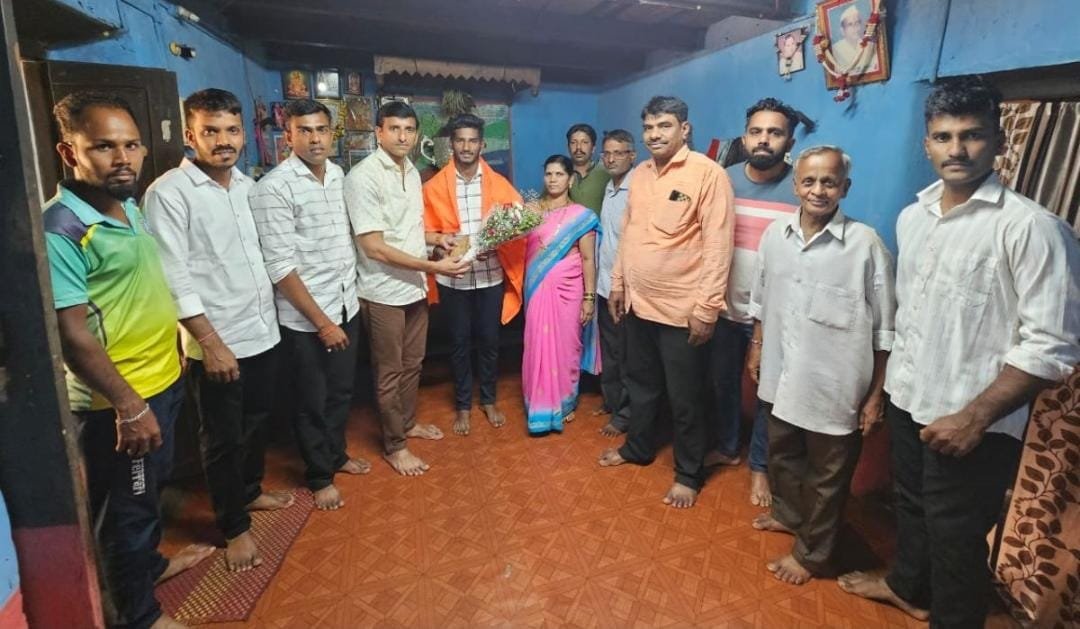 राज्यस्तरीय पॉवर लिफ्टिंग स्पर्धेत प्रथम आलेल्या प्रणव गवस याचे संतोष नानचे यांच्याकडून अभिनंदन