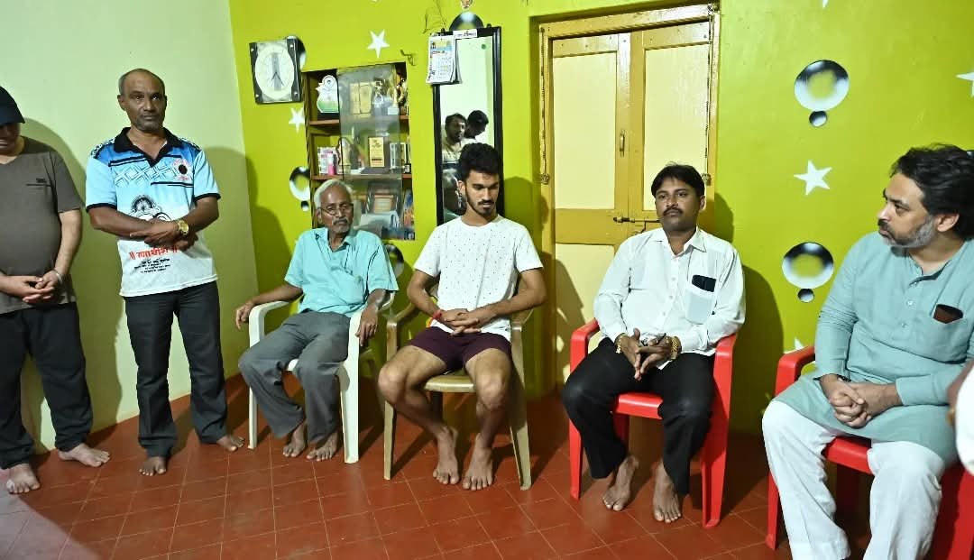 आम.निलेश राणेंनी केले रघुनंदन राणे कुटुंबीयांचे सांत्वन