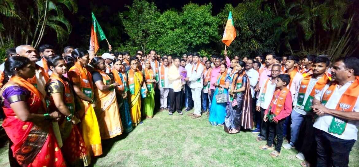 बिडवाडी उपसरपंच सुदाम तेलींसह ग्रामपंचायत सदस्यांनी केला भाजपात प्रवेश