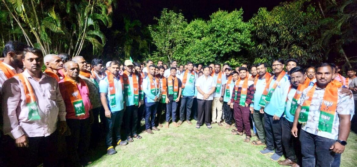बेळणे खुर्द गावचे सरपंच अविनाश गिरकर यांचा उबाठा युवा पदाधिकाऱ्यांसमवेत भाजप मध्ये प्रवेश