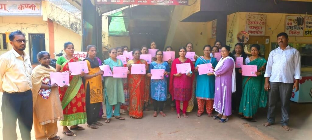वायरी भूतनाथ गावातील घरेलू महिला कामगारांना स्मार्ट कार्डचे वाटप