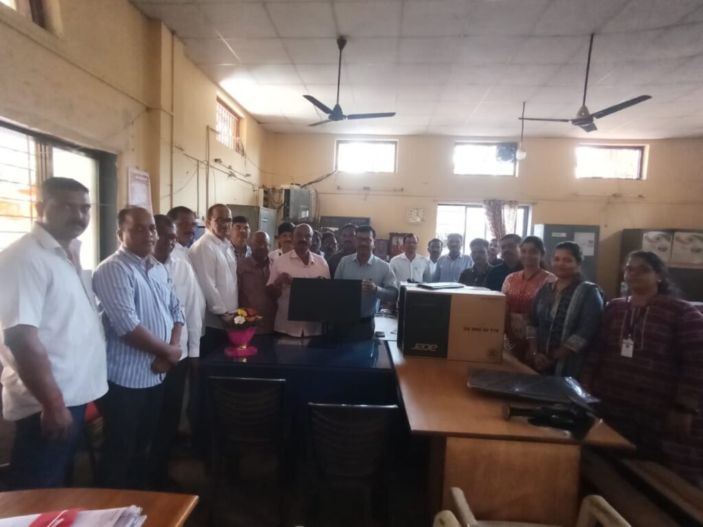 आमदार दीपक केसरकर यांच्या स्थानिक विकास निधीतून एकूण नऊ संगणक पंचायत समिती कार्यालयाला सुपूर्त