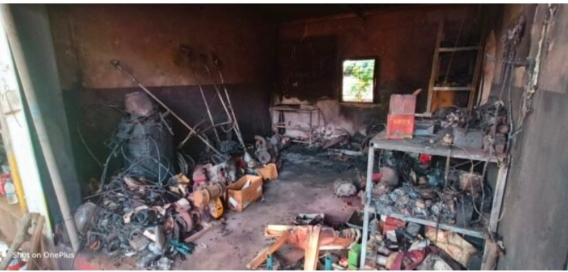 कोकिसरे ओझरवाडी येथे गॅरेजला भीषण आग : १० लाखांचे नुकसान