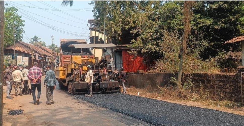 पालकमंत्री नितेश राणे यांच्या आदेशाने शिरोडा बाजारपेठ रस्त्याचे काम सुरू