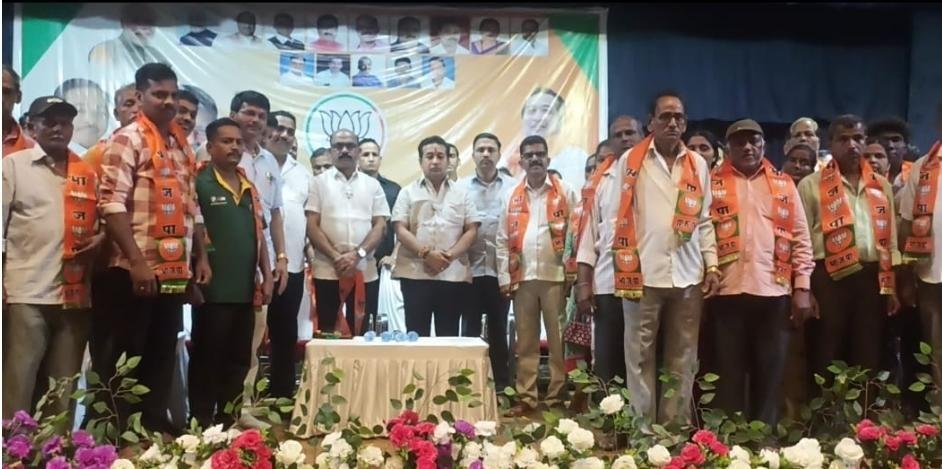 मडुरा येथील उबाठा गटाचे विभाग प्रमुख उल्हास परब यांच्यसह शेकडो कार्यकर्ते भाजपात