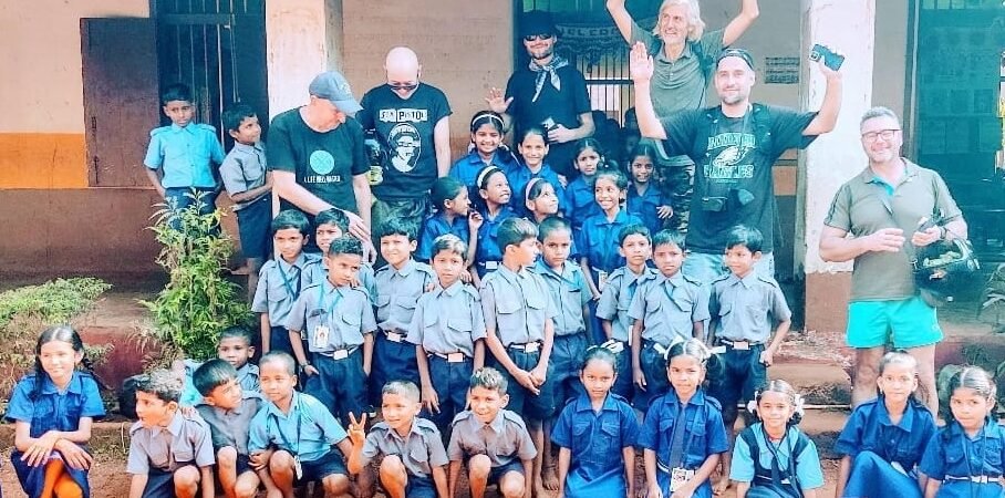 बांदा केंद्रशाळेला युरोपियन पर्यटकांची भेट…
