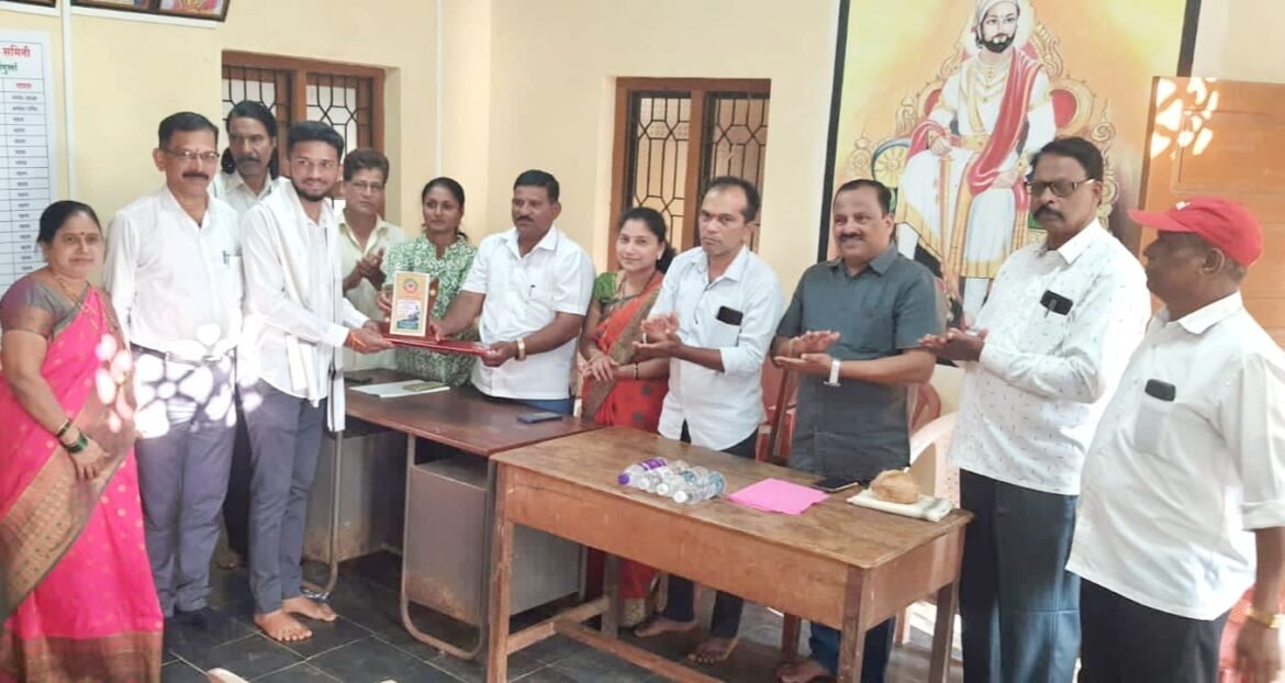 वेंगुर्ले तालुक्यातील मठ ग्रामपंचायत हद्दीतील विविध क्षेत्रात प्राविण्य मिळविलेल्या विद्यार्थ्यांचा भाजपा च्या वतीने गौरव
