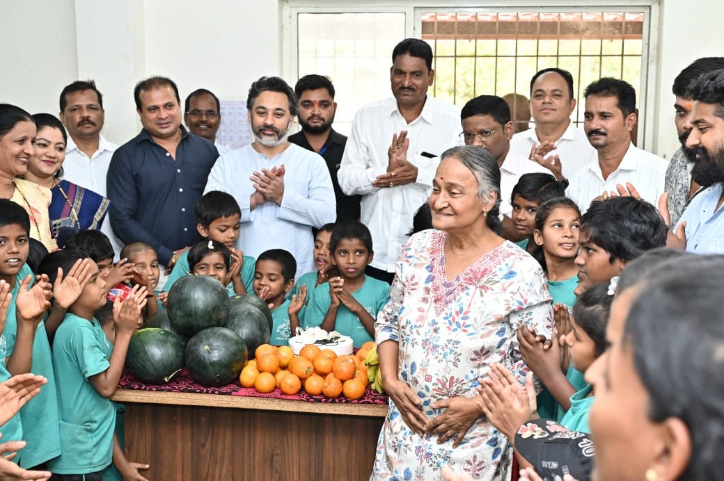राज्याचे उपमुख्यमंत्री मा. एकनाथजी शिंदे साहेब यांच्या वाढदिवसानिमित्त कुडाळ तालुका शिवसेनेच्यावतीने फळवाटप 