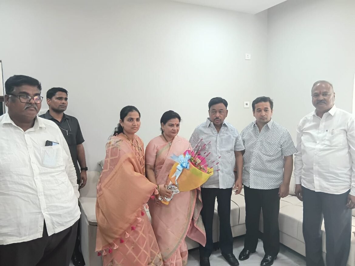 नवनिर्वाचित नगराध्यक्ष सौ. श्रद्धा रावराणे यांनी घेतले माजी मुख्यमंत्री नारायण राणे यांचे आशीर्वाद
