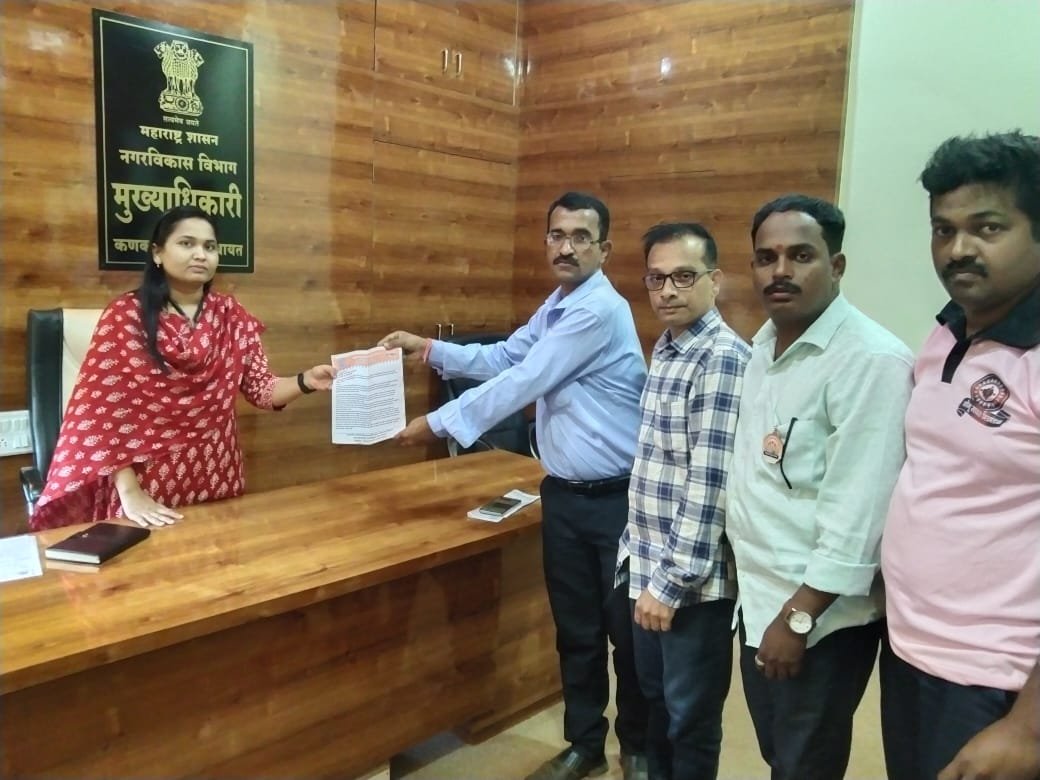 कणकवली शहरातील दुकानांतील अमराठी फलका संदर्भात मनसेने वेधले नगरपालिका मुख्याधिकारी यांचे लक्ष