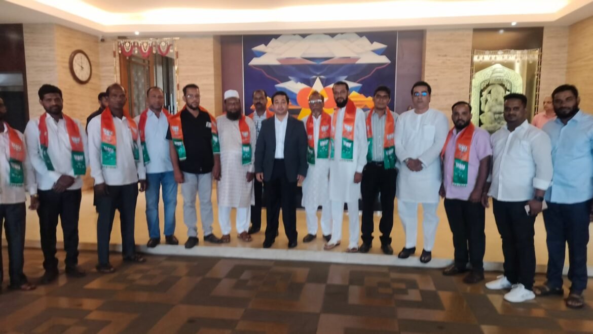 उबाठातील अल्पसंख्याक सेलचे असंख्य कार्यकर्ते व कोळपे सरपंच भाजपमध्ये सामील