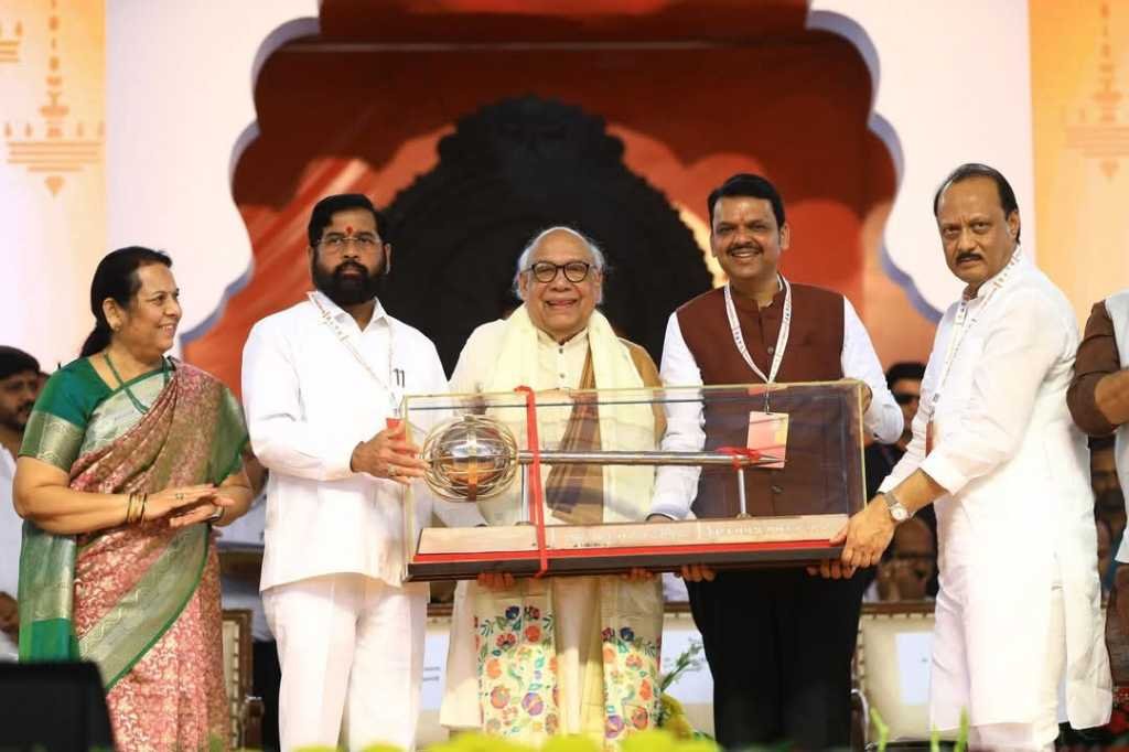 ज्येष्ठ साहित्यिक मधु मंगेश कर्णिक यांना मराठी साहित्यातील अमूल्य योगदानासाठी ‘साहित्य भूषण पुरस्कार’ प्रदान