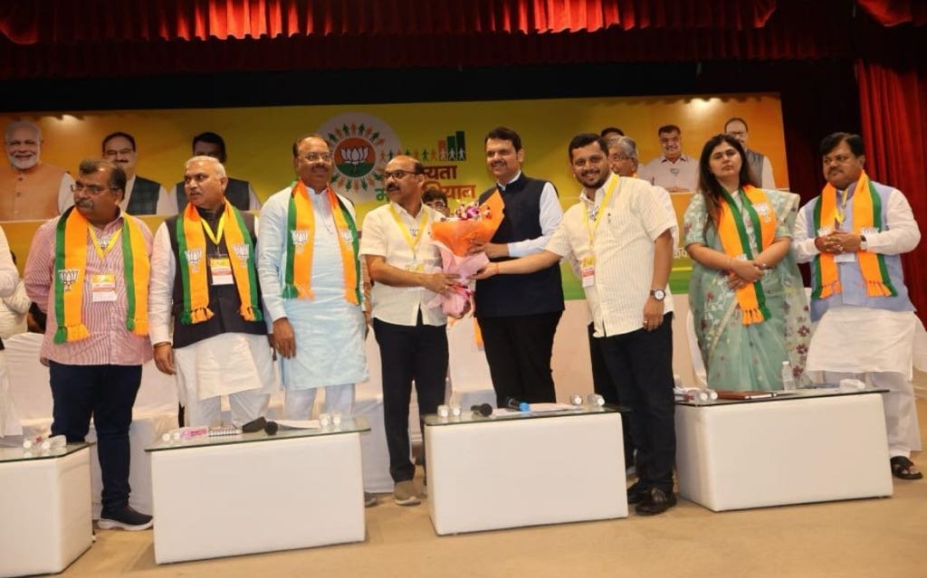 संपूर्ण राज्यात ग्रामीण विभागात दुसऱ्या क्रमांकाची सदस्यता नोंदणी केल्याबद्दल मुख्यमंत्री देवेंद्र फडणवीस यांच्या हस्ते सिंधुदुर्ग जिल्ह्याचा विशेष सन्मान