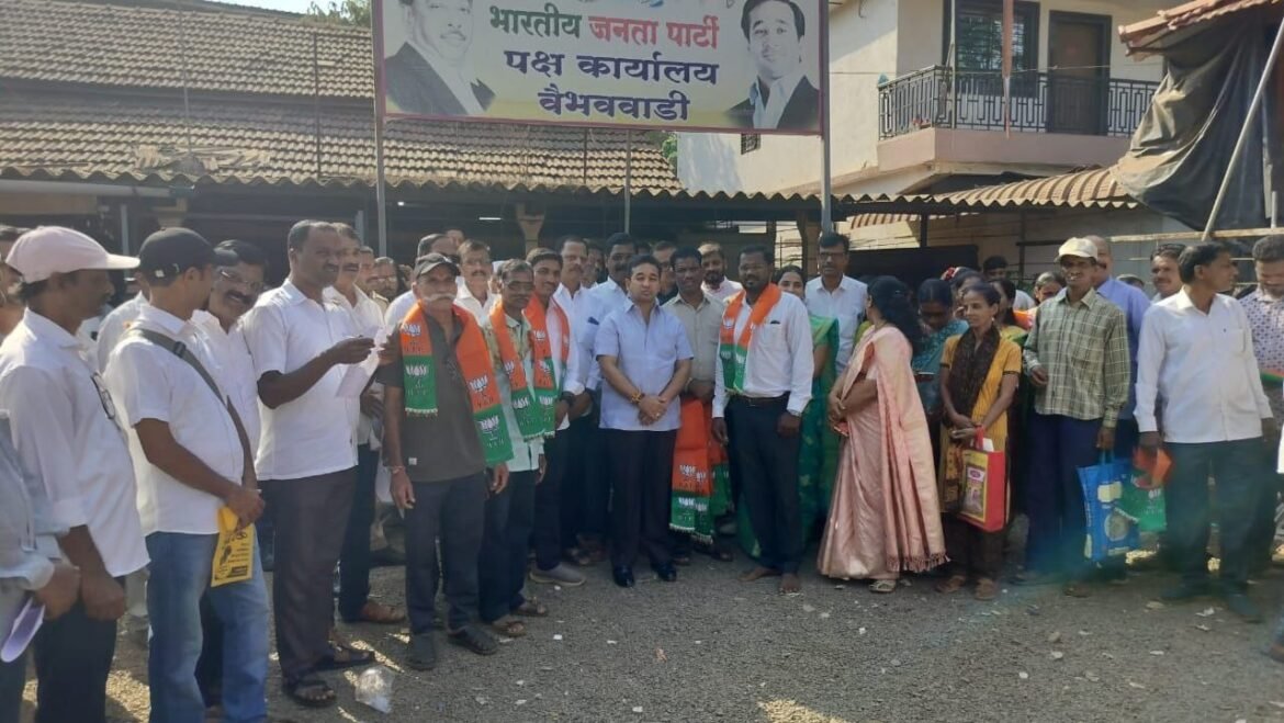 उबाठा गटाचे सोनाळी सरपंच भीमराव भोसले, सदस्य बाळकृष्ण बोभाटे यांच्यासह असंख्य कार्यकर्त्यांनी भाजपमध्ये केला प्रवेश