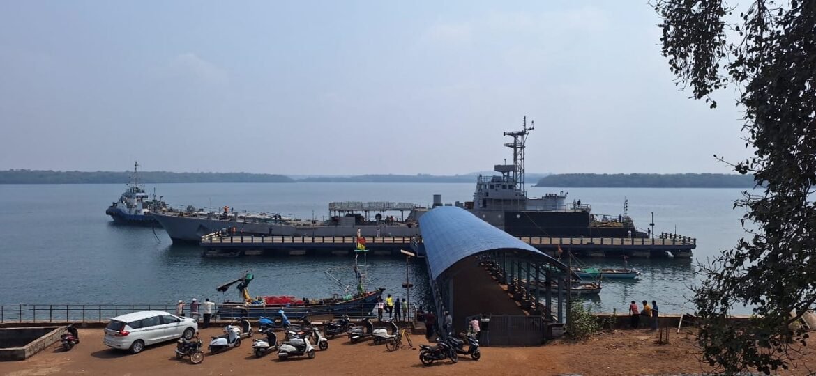 आयएनएस गुलदार युद्धनौका पर्यावरणदृष्ट्या क्लिनिंगसाठी विजयदुर्ग बंदरात दाखल