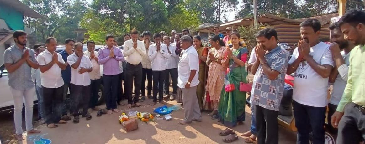 अणसूर गावात विकास कामांचे मनीष दळवी व सचिन वालावलकर यांच्या हस्ते भूमिपूजन…..