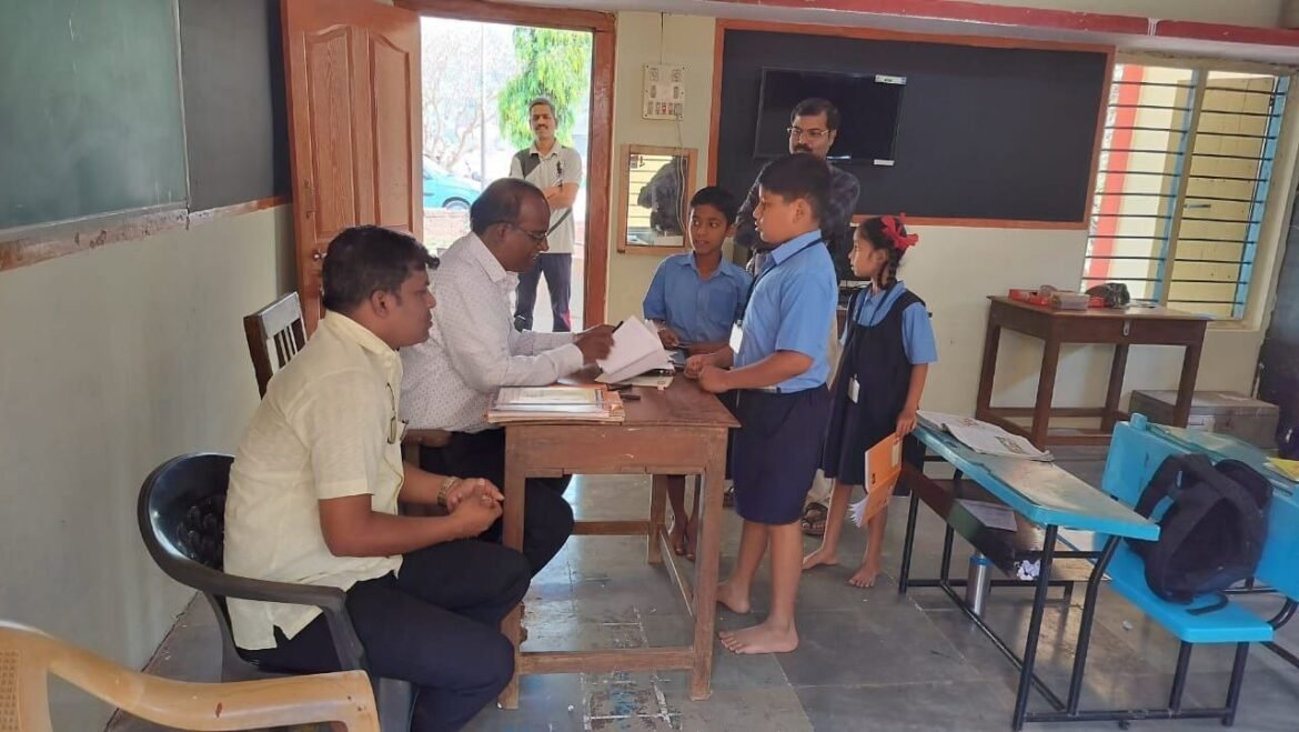 वैभववाडीचे गटविकास अधिकारी रामचंद्र जंगले यांनी विद्या मंदिर करुळ जामदारवाडी प्रशाला व अंगणवाडी केंद्राला भेट