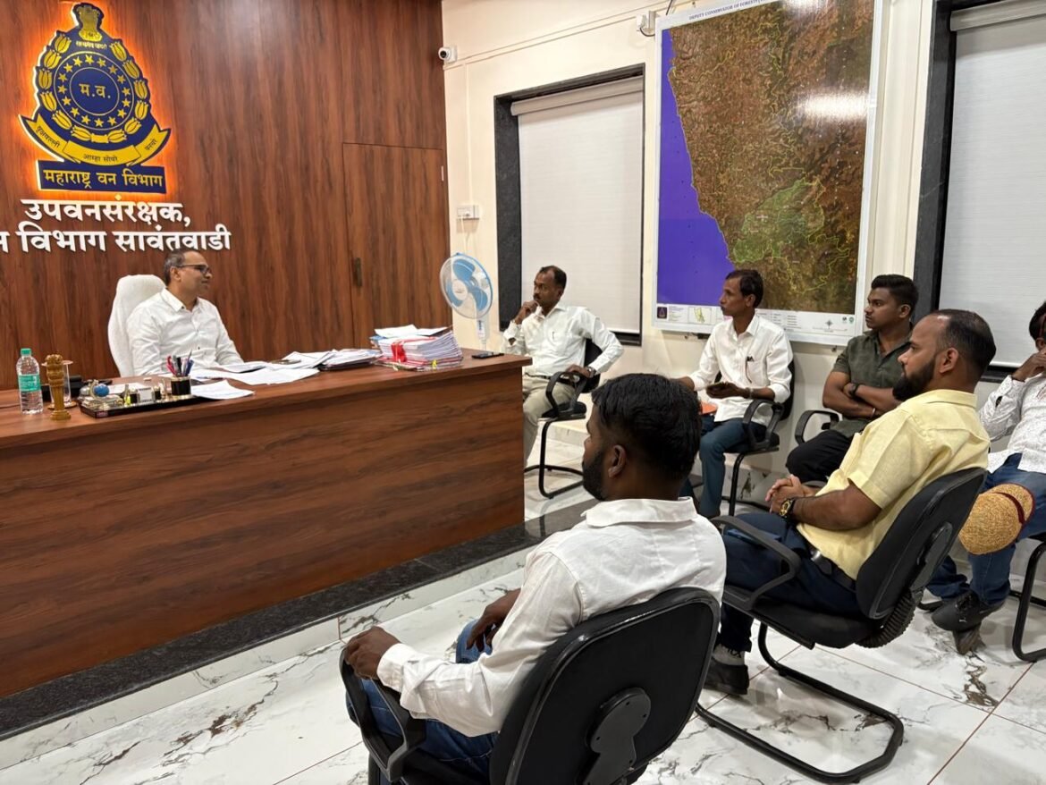 दाभिळ डोंगर भागातील वाघिणीच्या मृत्यूबाबत महाराष्ट्र नवनिर्माण सेनेच्या पदाधिकाऱ्यांनी घेतली उपवनसंरक्षक नवलकिशोर रेड्डी यांची भेट