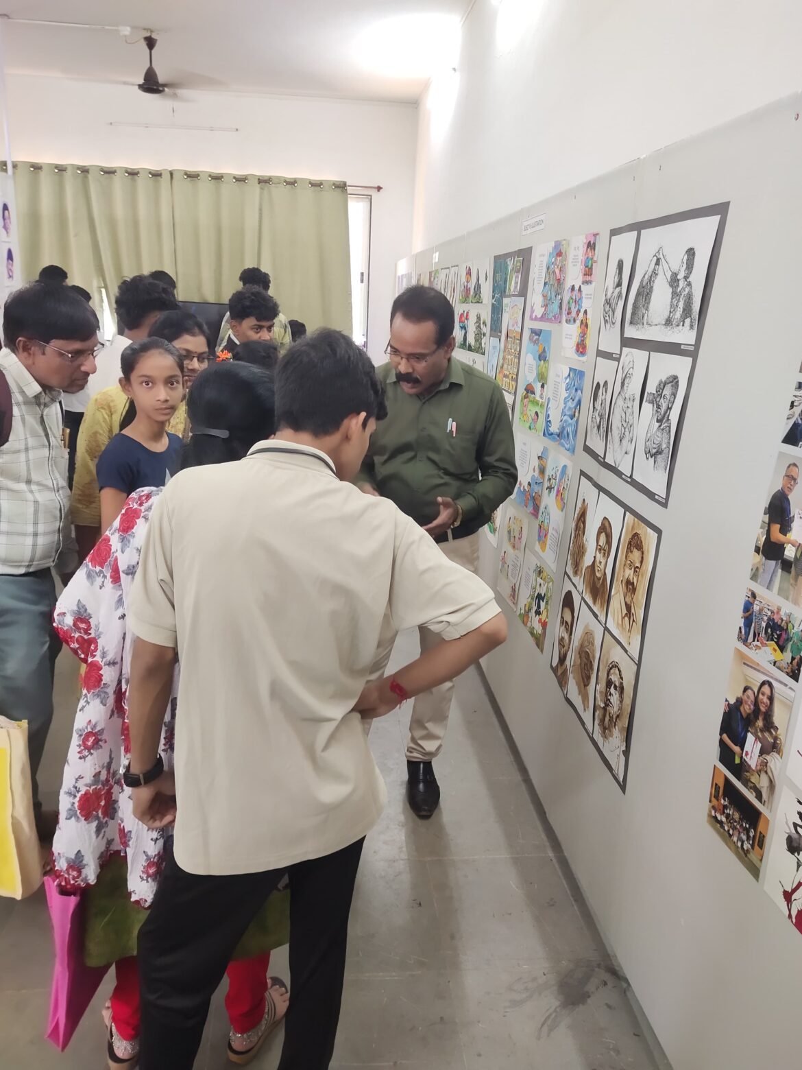 *विद्यामंदिर माध्यमिक प्रशालेचा चित्रकला विभागाची बी .एस बांदेकर आर्ट कॉलेच्या कला दालनास भेट*