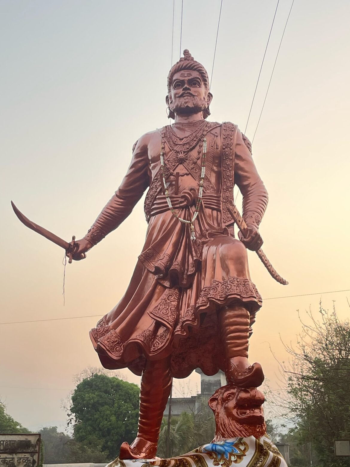 *एका रात्रीत उभारले “धर्मवीर छत्रपती संभाजी महाराजांचे” स्मारक. …….*