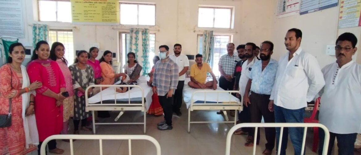 *ठाकरे शिवसेनेतर्फे मालवण ग्रामीण रुग्णालयात फळे वाटप*