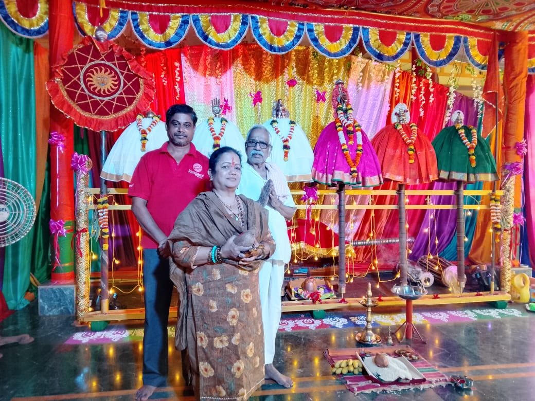 *मुंबईच्या मा.महापौर सौ किशोरी ताई पेडणेकर यांनी ओसरगाव येथील बारा पाचाच्या मांडावर होळीनिमित्त ग्रामदैवत श्री लिंग माऊली देवीचे  घेतले  दर्शन*