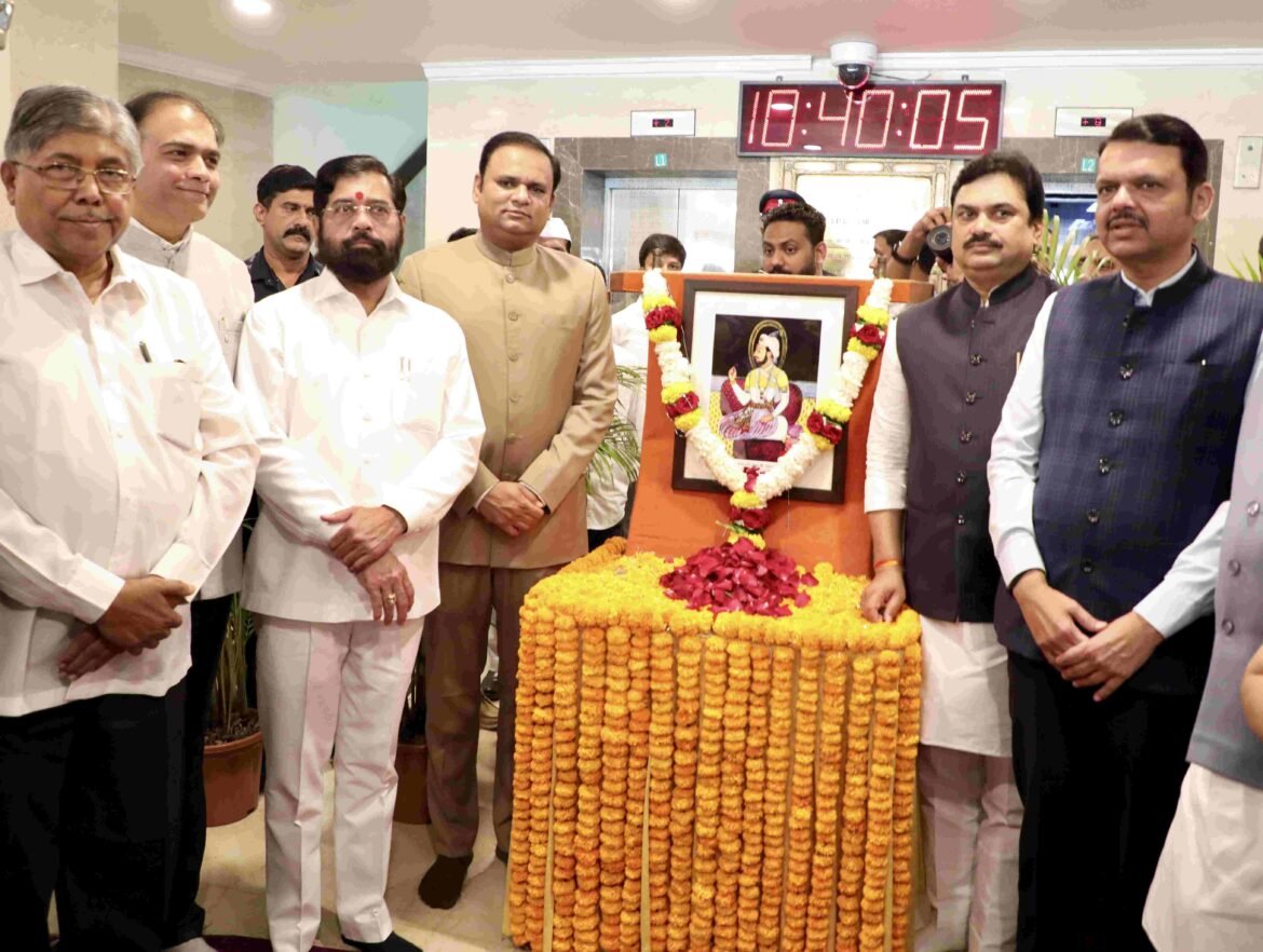 *छत्रपती संभाजी महाराजांना मुख्यमंत्री देवेंद्र फडणवीस यांचे विधानभवनात अभिवादन*