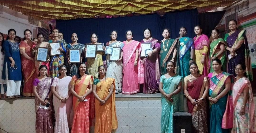 कट्टा येथील वराडकर हायस्कुल येथे सखी सावित्री समितीच्या वतीने विद्यार्थिनींसाठी आयुर्वेद व्यासपीठ सिंधुदुर्गच्या प्रतिनिधी आयुर्वेदाचार्य वैद्य सौ. रुपाली दिवाकर पंतवालावलकर यांचा ‘कळी उमलताना’ हा व्याख्यानात्मक कार्यक्रम संपन्न