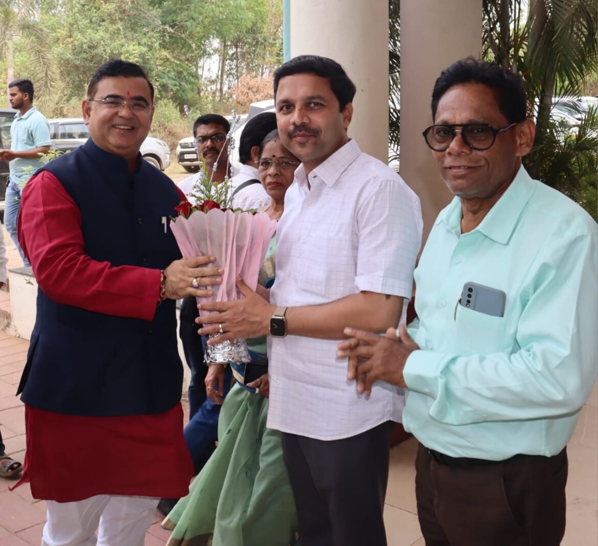 पणन व राजशिष्टाचार मंत्री ना.जयकुमार रावल यांची जिल्हा बँक प्रधान कार्यालयाला भेट*