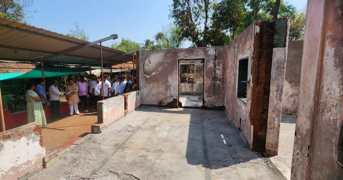 श्री. अनिल सुखटणकर यांच्या घराला वीज गळतीमुळे भीषण आग; संपूर्ण मालमत्तेचे नुकसान, आपातग्रस्त कुटुंबाची मंत्री नितेश राणे यांनी घेतली भेट