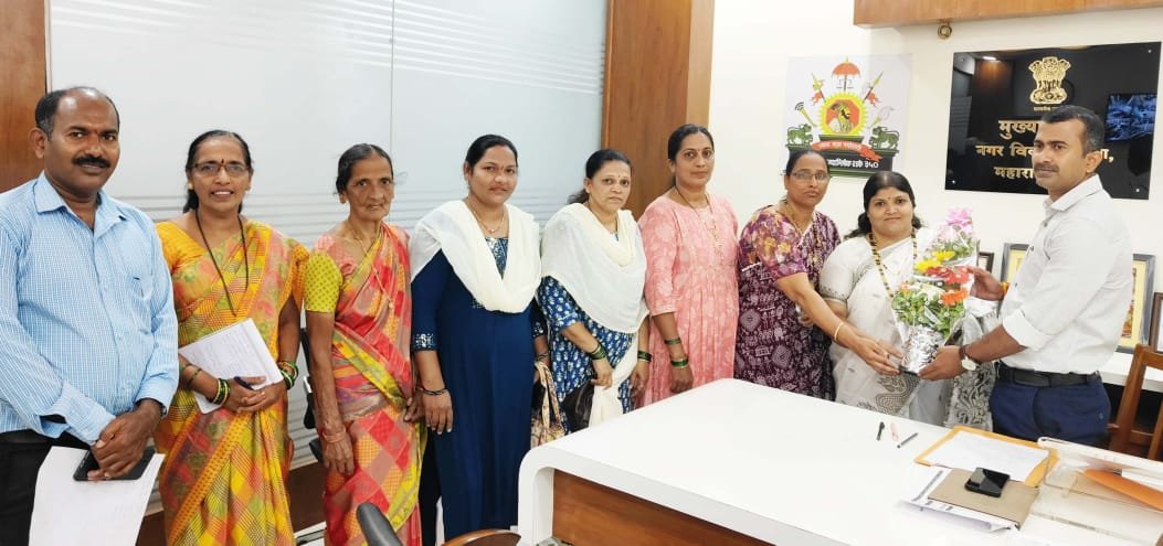 हिरकणीतर्फे मुख्याधिका-यांना शुभेच्छा