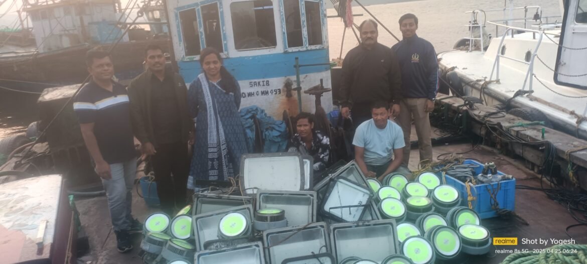 दाभोळ समुद्रात एलईडी लाईटचा पुरवठा करणाऱ्या बोटीवर मत्स्यव्यवसायची कारवाई