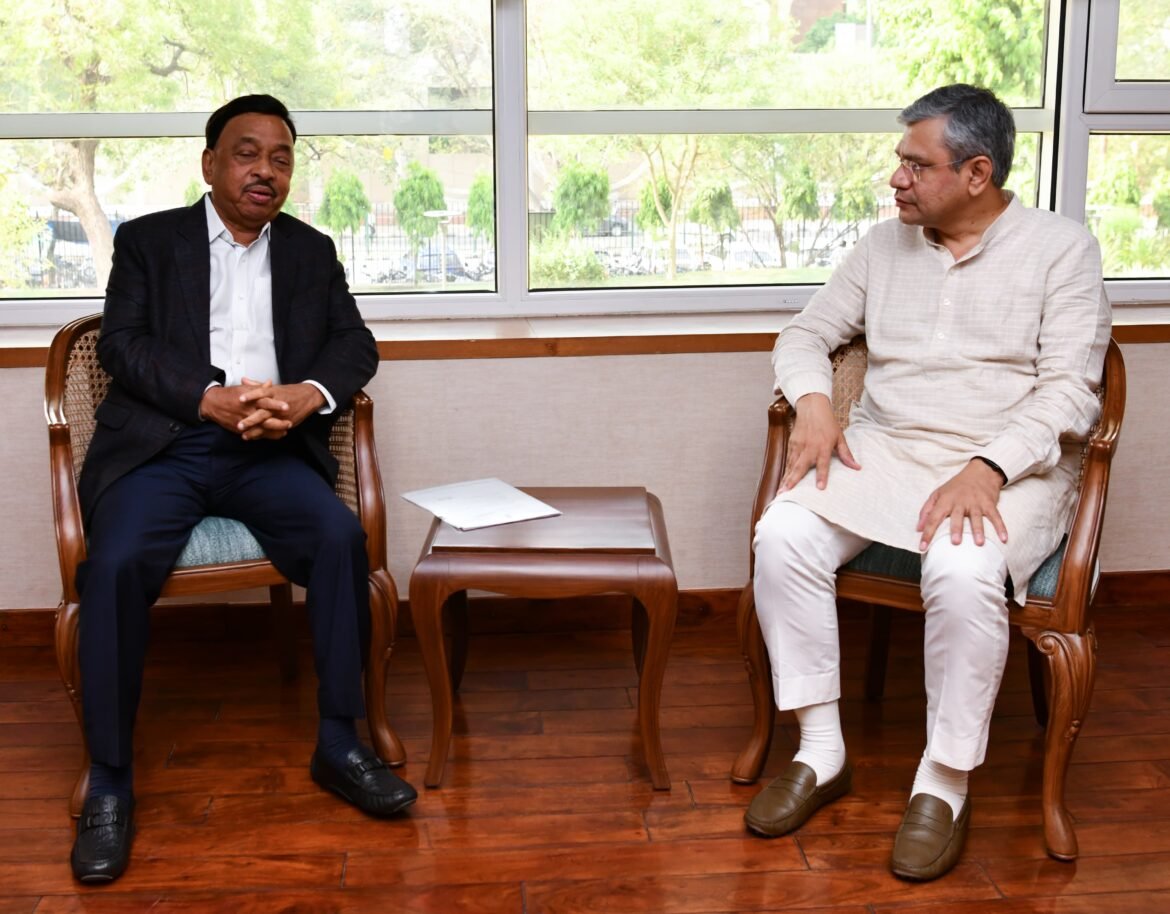 कोकण रेल्वे विविध प्रश्नांबाबत खा.नारायण राणे यांनी वेधले रेल्वेमंत्र्यांचे लक्ष*
