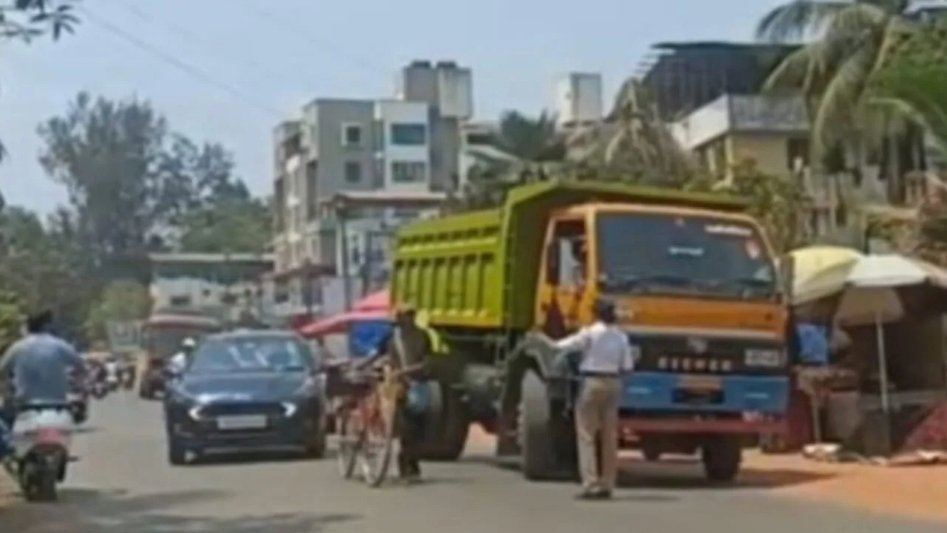 कुडाळात डंपर वाहतुकीवर पोलिसांची कारवाई