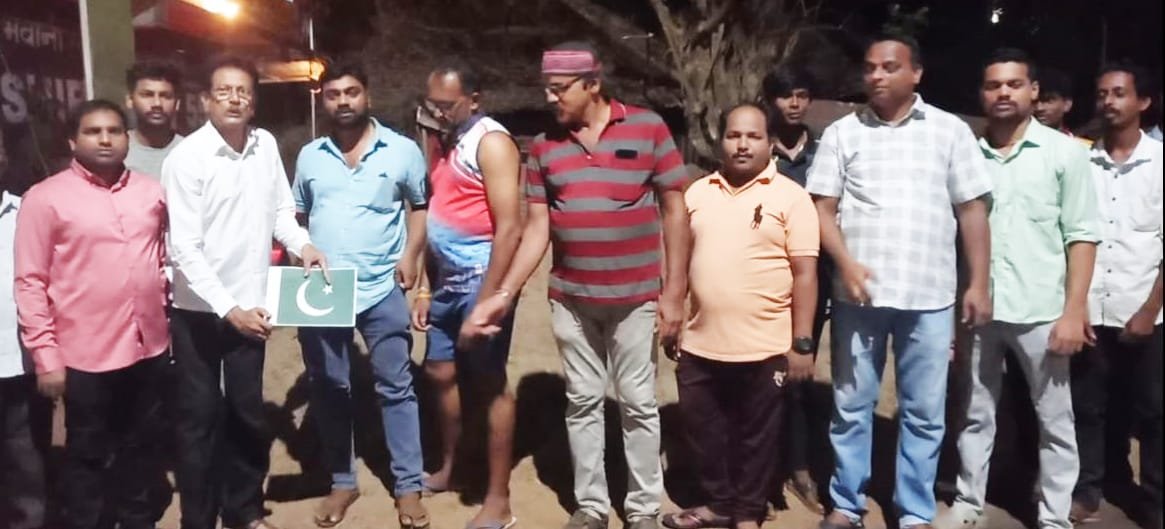 *राष्ट्रध्वज जाळून पेहलगाव कृत्याचा निषेध*