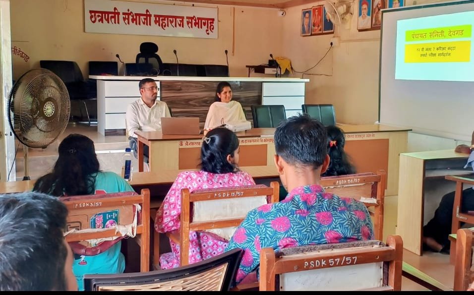 पंचायत समिती देवगड येथे स्पर्धा परीक्षेबाबत मार्गदर्शन