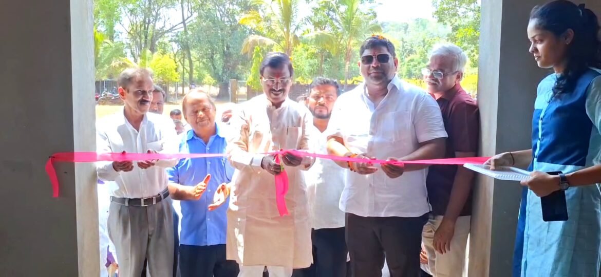 माळगाव येथील सभागृहाचे मा. खा. विनायक राऊत, मा. आ. वैभव नाईक यांच्या हस्ते झाले उदघाटन*