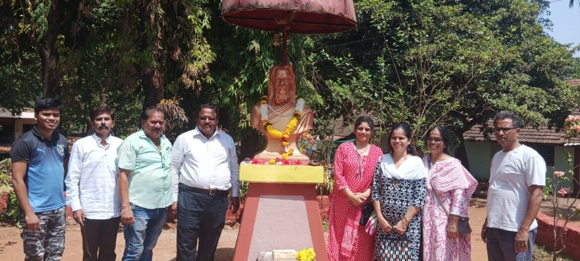 गोपुरी आश्रमाच्या 77 व्या वर्धापन दिनानिमित्त कोकण गांधी आप्पासाहेब पटवर्धन यांच्या प्रतिमेला पुष्पहार अर्पण