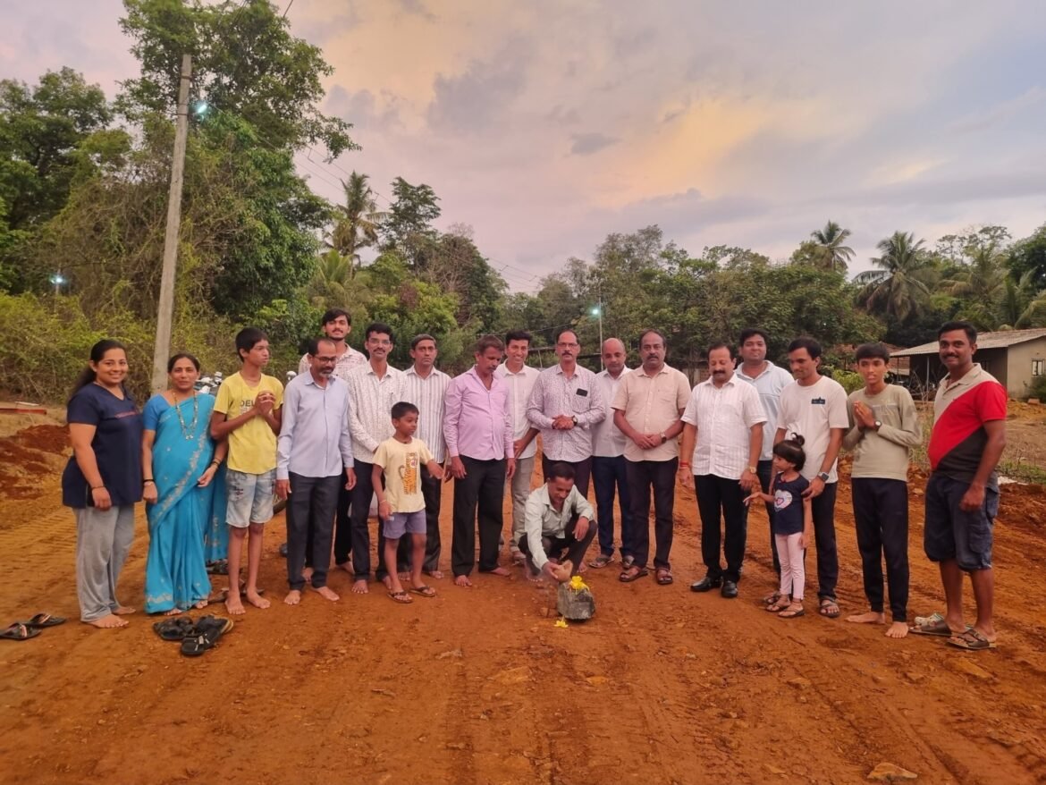 कणकवलीतील सुतारवाडी रस्ता कामाचा शुभारंभ