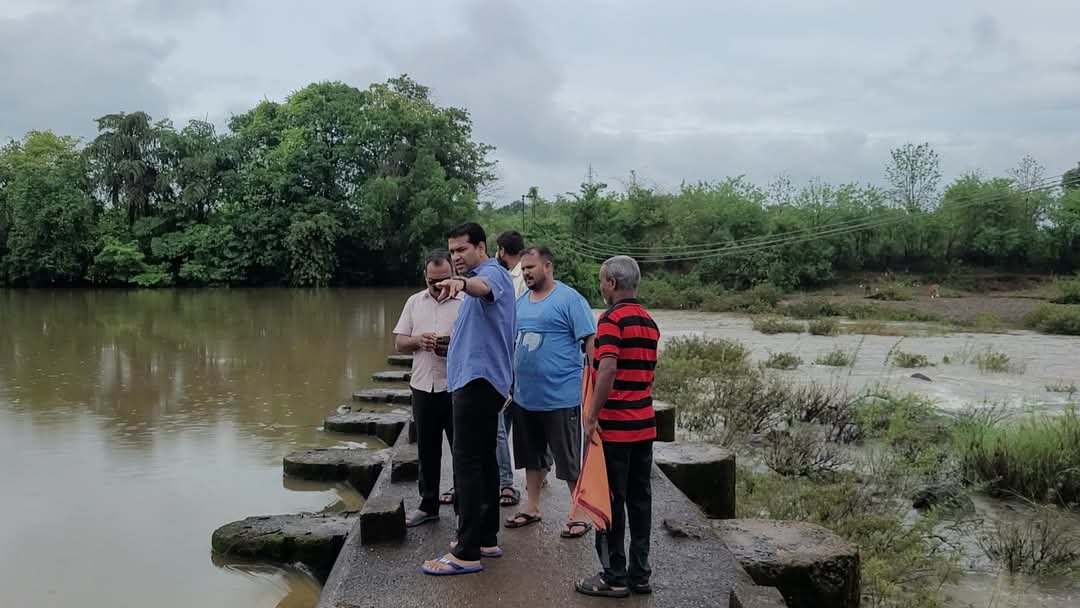 कणकवली शहरातील कणकनगर येथील केटी बंधाऱ्याच्या प्लेट न काढल्याने नदीचे पाणी भरवस्तीत घुसण्याची शक्यता